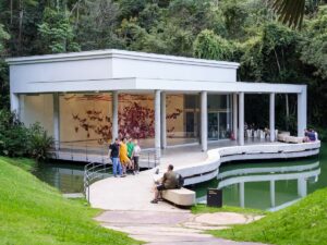 Museu passa a abrir também às terças-feiras durante o mês e apresenta nova rota no aplicativo oficial para quem deseja explorar a produção artística nacional