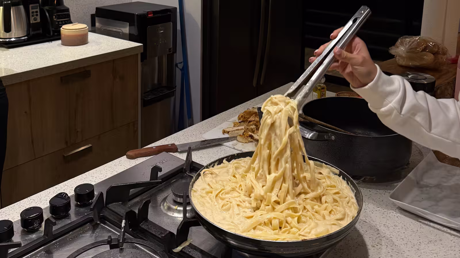 pessoa fazendo fettuccine alfredo - (foto: Jessica Mariella/Dupe)