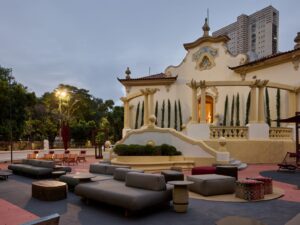 Mostra Modernos Eternos BH ocupa a Escola Estadual Pedro II com ambientes assinados por arquitetos, atrações musicais e experiências gastronômicas