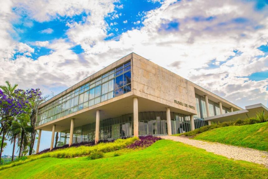 Mesmo com o edifício fechado ao público, a área externa do Museu de Arte da Pampulha continua recebendo atividades culturais e educativas