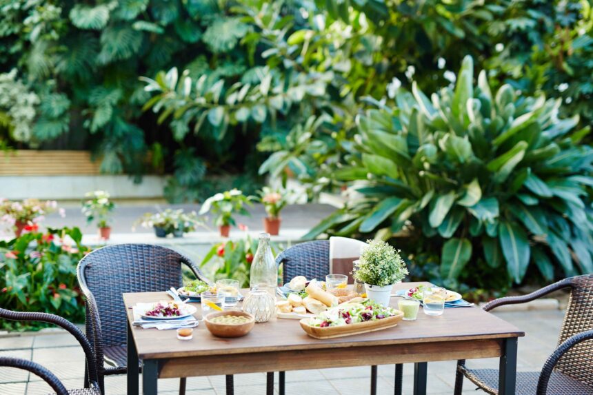 Restaurantes com jardins, quintais arborizados e áreas ao ar livre oferecem uma opção tranquila para quem deseja fugir do ritmo acelerado