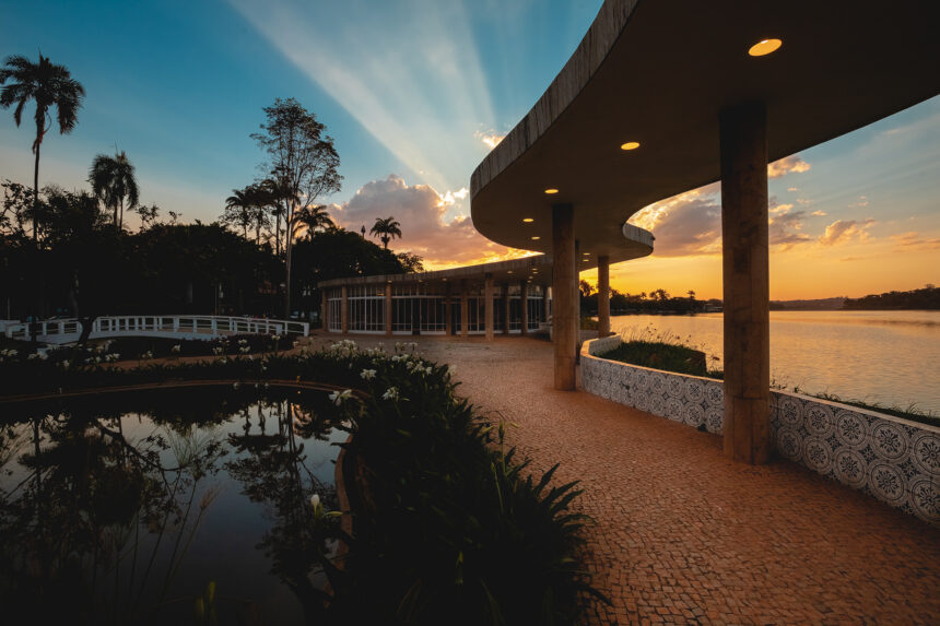 Vista do Conjunto Moderno da Pampulha, em Belo Horizonte, com a Lagoa da Pampulha