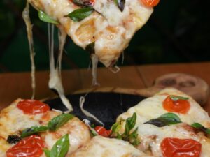 Restaurantes e pizzarias da capital apostam em massas de fermentação natural, receitas napolitanas e opções clássicas para comemorar o Dia da Pizza