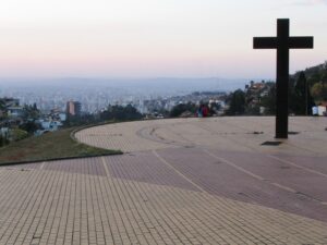 As obras de revitalização da Praça do Papa, em Belo Horizonte, ganharam um novo prazo e devem ser concluídas até 31 de julho, segundo a Prefeitura de Belo Horizonte