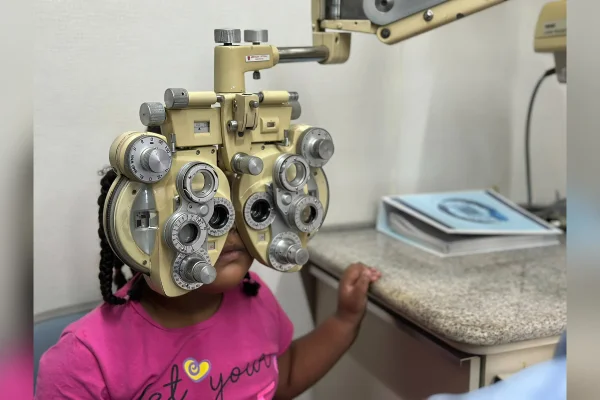 Projeto em BH faz teste de visão em 300 crianças e adolescentes