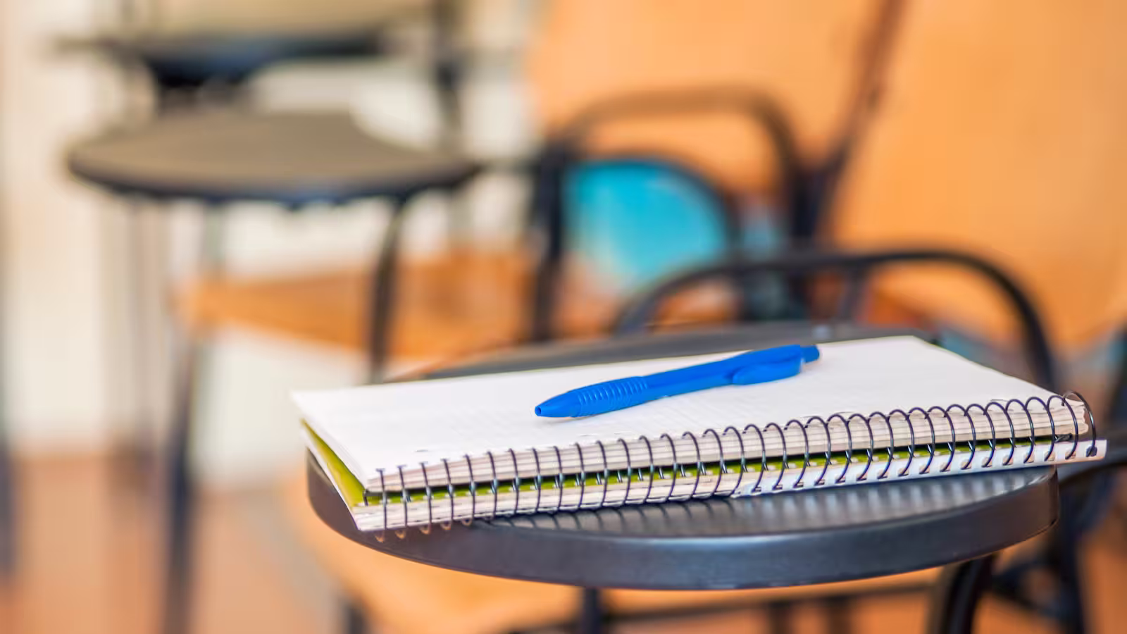 Livro escolar na mesa, conceito de educação