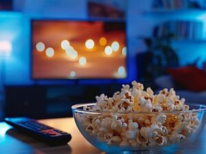Pipoca, pizza e hambúrguer estão entre as opções práticas para quem quer aproveitar uma maratona de filmes e séries sem sair de casa. Confira dicas de estabelecimentos com entrega rápida em Belo Horizonte