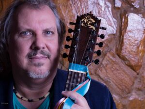 Chico Lobo é uma das atrações da Mostra Violas Brasileiras: da Raiz ao Contemporâneo, que reúne artistas e diferentes tradições da viola no CCBB BH