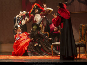Teatro “Encontro de Vilões” e atividades lúdicas na Praça da Glória