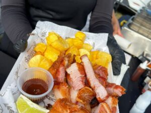 Festival Tô de Bacon a Vida reúne pratos à base de bacon e torresmo, cervejas artesanais e shows gratuitos