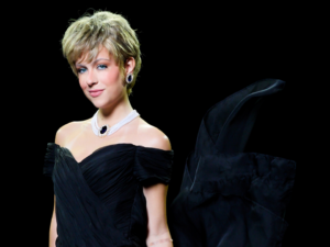 Atriz interpreta a princesa Diana em cena do musical “Diana – A Princesa do Povo”, que estreia turnê nacional em Belo Horizonte