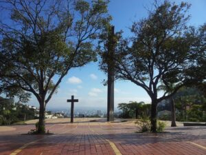 Passeio turístico gratuito passará por mirantes de Belo Horizonte e terminará na Praça do Papa, reaberta após obras de revitalização