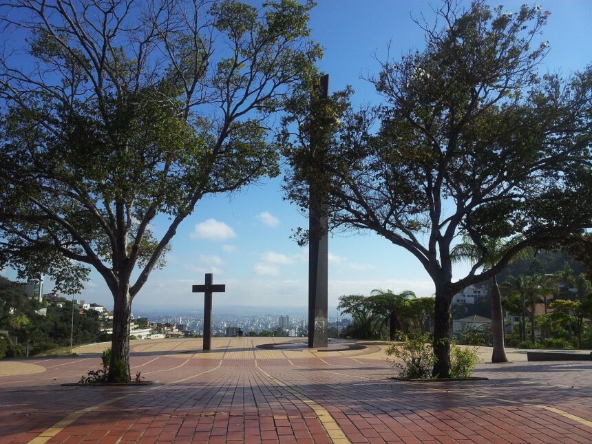 Passeio turístico gratuito passará por mirantes de Belo Horizonte e terminará na Praça do Papa, reaberta após obras de revitalização