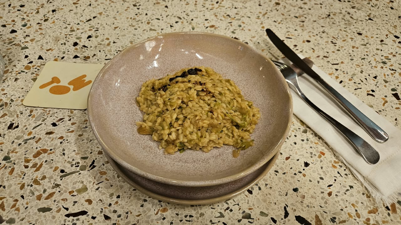 Peperini com molho cremoso de abobrinha, cebola caramelizada e limão-siciliano é a opção vegetariana do Tom Cozinha - (foto: Júlia Rhaine | SouBH)