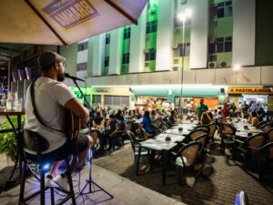 Música ao vivo se tornou parte da experiência em bares e restaurantes de Belo Horizonte, com opções que vão do jazz e blues ao pop rock e aos ritmos brasileiros
