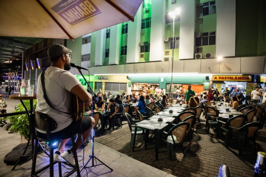 Música ao vivo se tornou parte da experiência em bares e restaurantes de Belo Horizonte, com opções que vão do jazz e blues ao pop rock e aos ritmos brasileiros