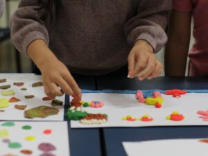 Alunos da EMEI Vila Estrela participaram da criação de “O menino com asas de papel”, um dos dois cadernos educativos lançados pelo CCBB BH