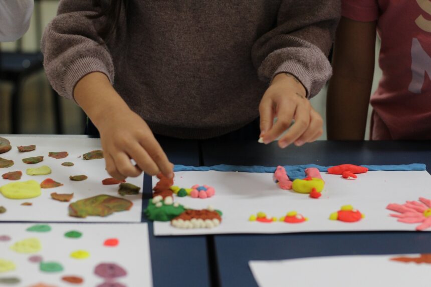 Alunos da EMEI Vila Estrela participaram da criação de “O menino com asas de papel”, um dos dois cadernos educativos lançados pelo CCBB BH
