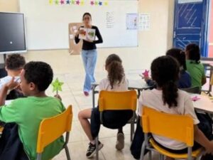 estudantes em sala de aula durante uma atividade de inglês.