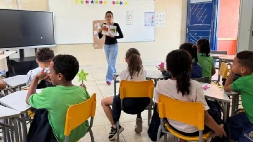 estudantes em sala de aula durante uma atividade de inglês.
