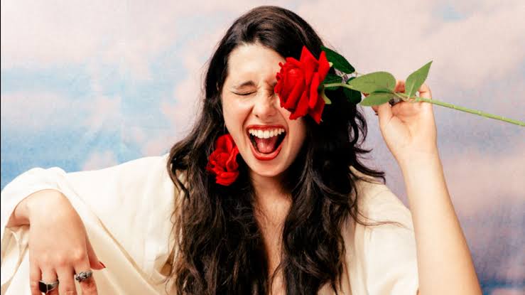 Julia Guedes estreia “Álbum Vermelho” em BH com Beto Guedes
