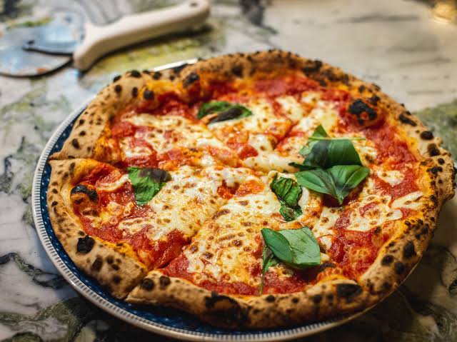 Costino Pizzaria com pizza napolitana em Belo Horizonte