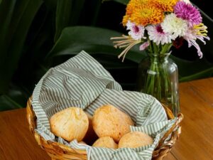Pão de queijo mineiro combina polvilho, queijo e técnica para garantir casquinha crocante por fora e miolo macio por dentro