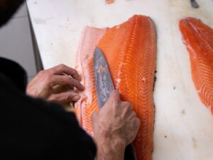 Análise genética realizada pela UFMG permite identificar a espécie do pescado e confirmar se o peixe servido pelo restaurante é, de fato, salmão