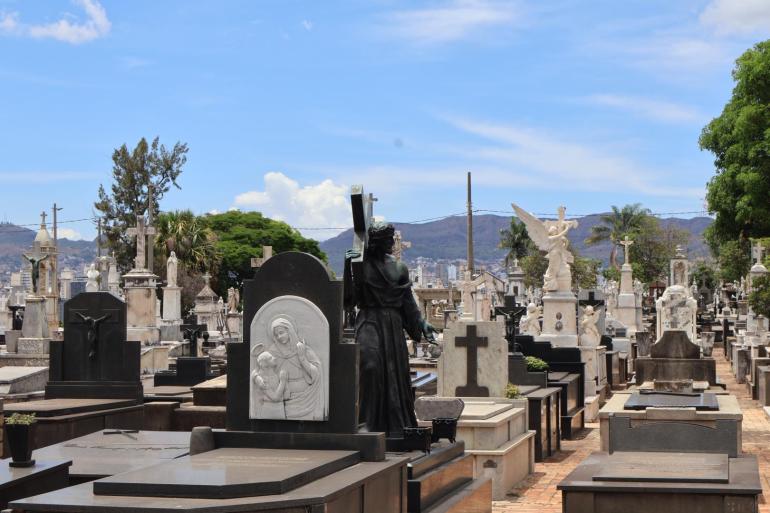Cemitério do Bonfim reúne esculturas, túmulos e mausoléus que fazem parte do patrimônio histórico e cultural