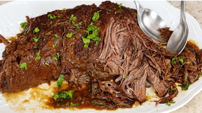 Carne dourada sendo preparada em panela quente