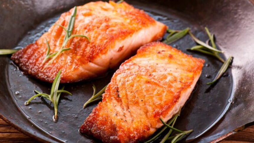 salmão na frigideira com molho de laranja