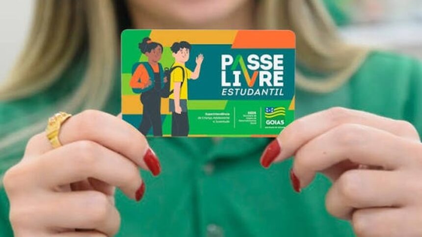 Mãos seguram cartão Passe Livre Estudantil Goiás com ilustração de dois estudantes
