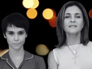 Débora Falabella e Adriana Esteves em preto e branco com fundo bokeh colorido olhando para frente
