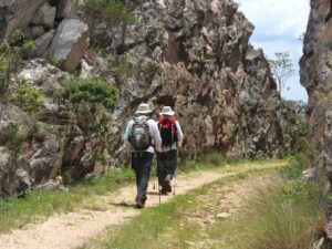 Com percurso inicial em Diamantina, a trilha dura, em média, três dias e atravessa unidades de conservação da Serra do Espinhaço, cordilheira brasileira tombada como Reserva da Biosfera pela Unesco.