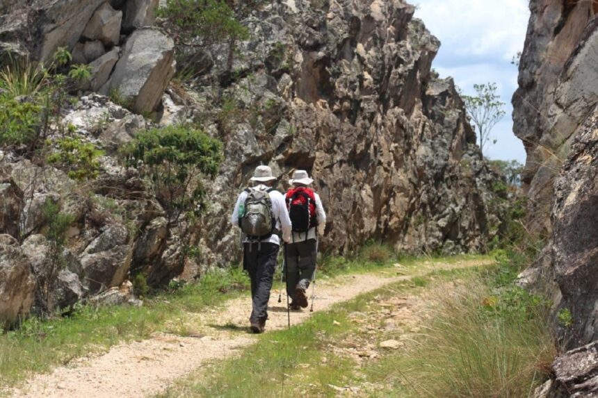Com percurso inicial em Diamantina, a trilha dura, em média, três dias e atravessa unidades de conservação da Serra do Espinhaço, cordilheira brasileira tombada como Reserva da Biosfera pela Unesco.
