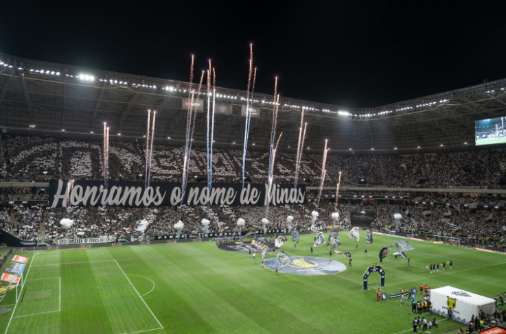 Arena MRV lotada durante jogo do Atlético-MG, com fogos de artifício no estádio