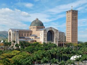 O Dia de Nossa Senhora Aparecida é celebrado em 12 de outubro e é o único feriado nacional de outubro.