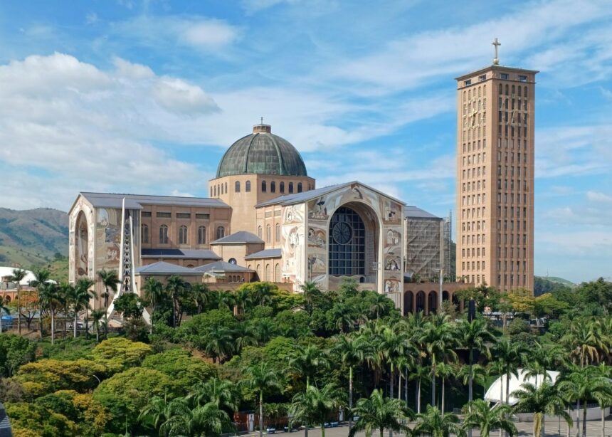 O Dia de Nossa Senhora Aparecida é celebrado em 12 de outubro e é o único feriado nacional de outubro.