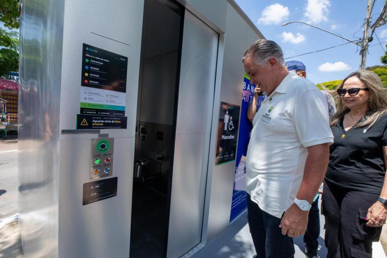 Novo banheiro autolimpante está sendo instalado em frente à bilheteria do Parque Guanabara