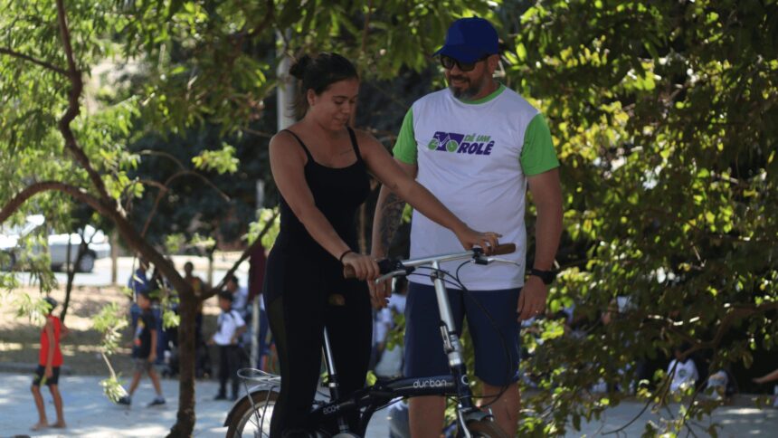 Projeto Dê um Rolê promove oficinas gratuitas de bicicleta em Contagem, na Grande BH, para incentivar a mobilidade urbana e formar novos ciclistas