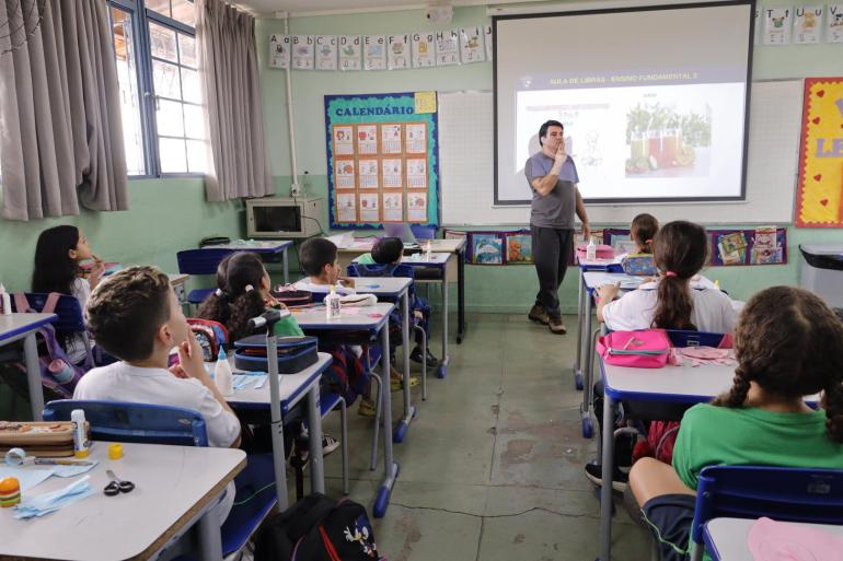 Professor surdo Fábio Roberto ensina Libras a estudantes da Rede Municipal de Educação de Belo Horizonte