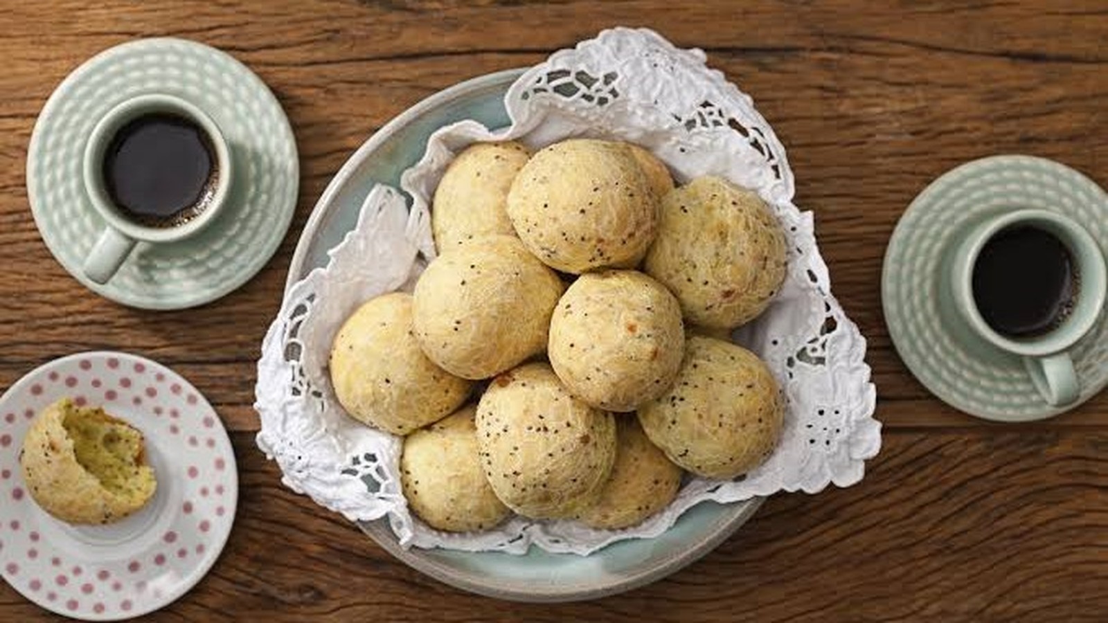 Pão de queijo sem ovo: a receita fácil que fica pronta em 5 minutos