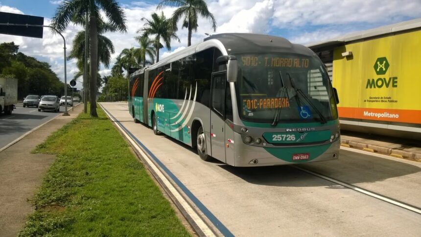 Ônibus articulado MOVE em pista exclusiva, palmeiras e estação de Belo Horizonte