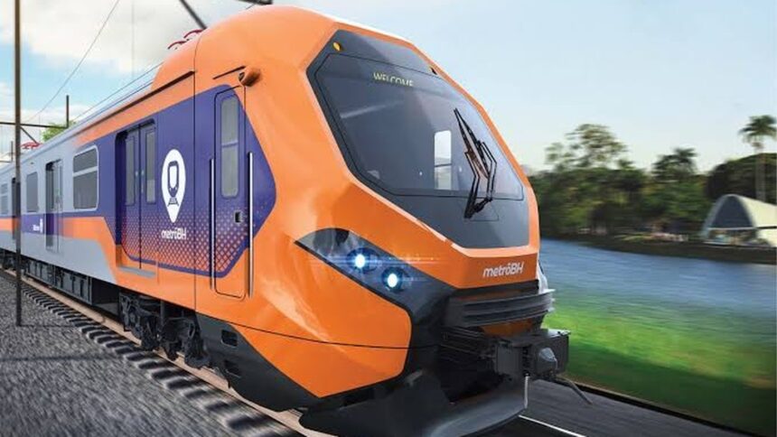 Trem moderno laranja e roxo da MetroBH em movimento, com logotipo e 'WELCOME' no para-brisa