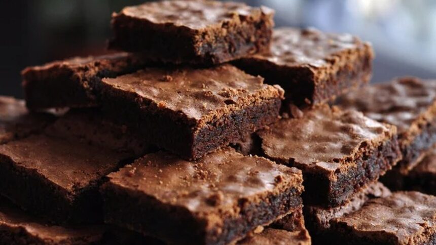 Pilha de brownies de chocolate quadrados com superfície craquelada e brilhante
