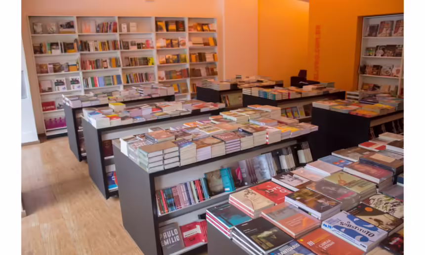 A Outlet do Livro, na Savassi, começa nesta quinta-feira (1º) uma liquidação com cerca de 20 mil exemplares, incluindo literatura, quadrinhos, clássicos e passatempos