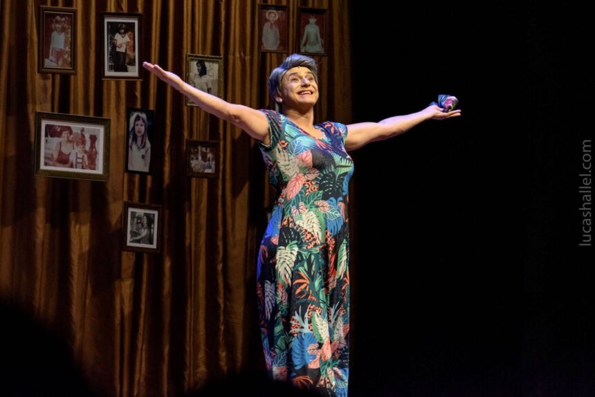 Dona Sônia, personagem de Glauber Cunha, chega ao palco do Cine Theatro Brasil, em BH, com o espetáculo ‘Mãe Raiz’ neste sábado (3)