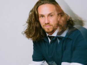 Vitor Kley apresenta em Belo Horizonte a turnê “Sozinho e Bem Acompanhado: Voz, Violão e Vocês” no dia 7 de dezembro, no Minascentro