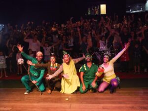 Espetáculo “O Desaparecimento dos Vagalumes e a Máquina do Tempo”, da Mocada Artística, mistura teatro, música, humor e educação ambiental em sessões gratuitas em Belo Horizonte
