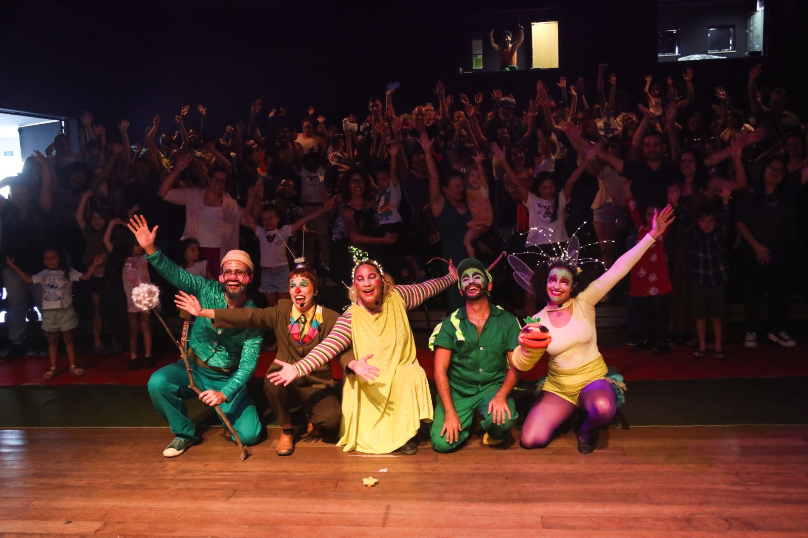 Teatro infantojuvenil gratuito leva mistério dos vagalumes e debate ambiental a BH